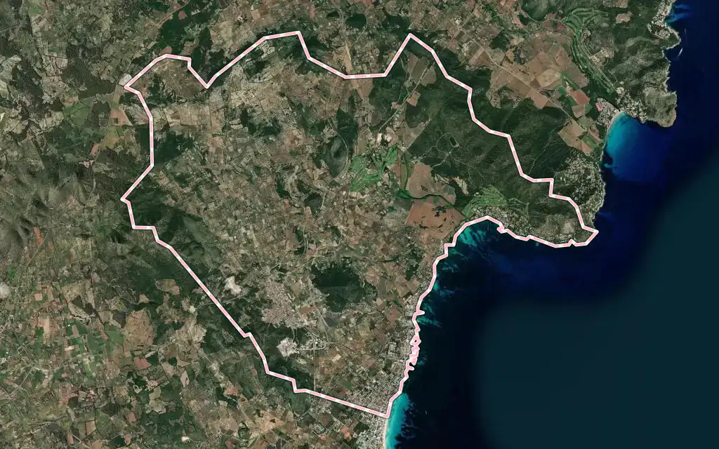 Vista satélite de Son-Servera con su contorno administrativo
