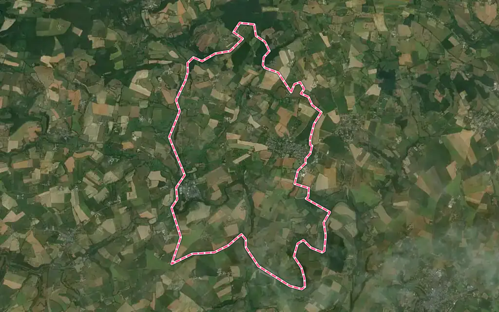 Vue satellite de Sougé-le-Ganelon avec ses contours administratifs