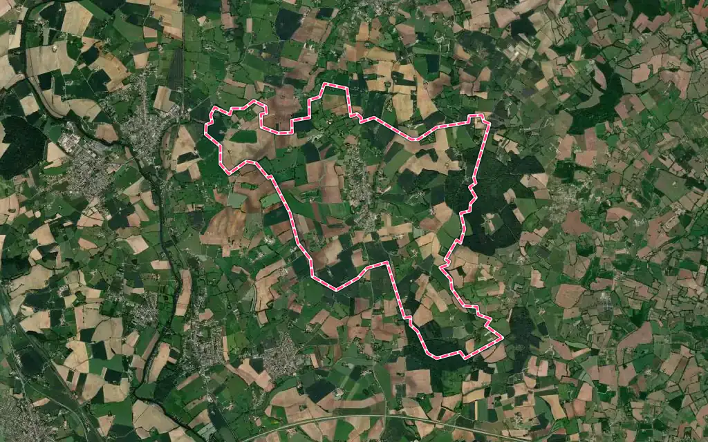 Vue satellite de Souligné-sous-Ballon avec ses contours administratifs
