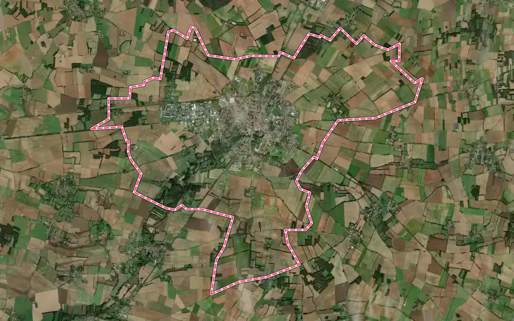 Vue satellite de Surgères avec ses contours administratifs