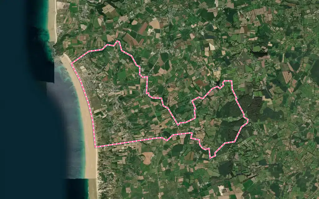 Vue satellite de Surtainville avec ses contours administratifs