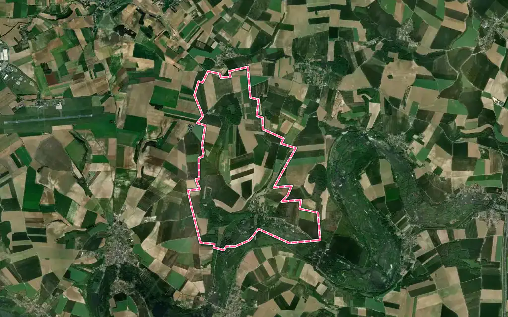Vue satellite de Suzanne avec ses contours administratifs