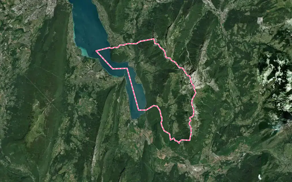 Vue satellite de Talloires-Montmin avec ses contours administratifs