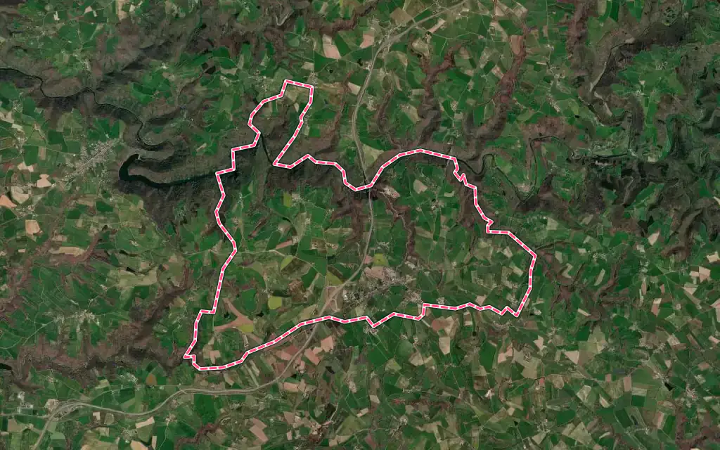 Vue satellite de Tanus avec ses contours administratifs