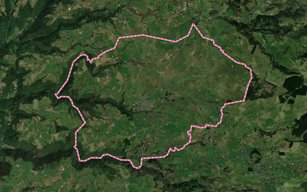Vue satellite de Tauves avec ses contours administratifs
