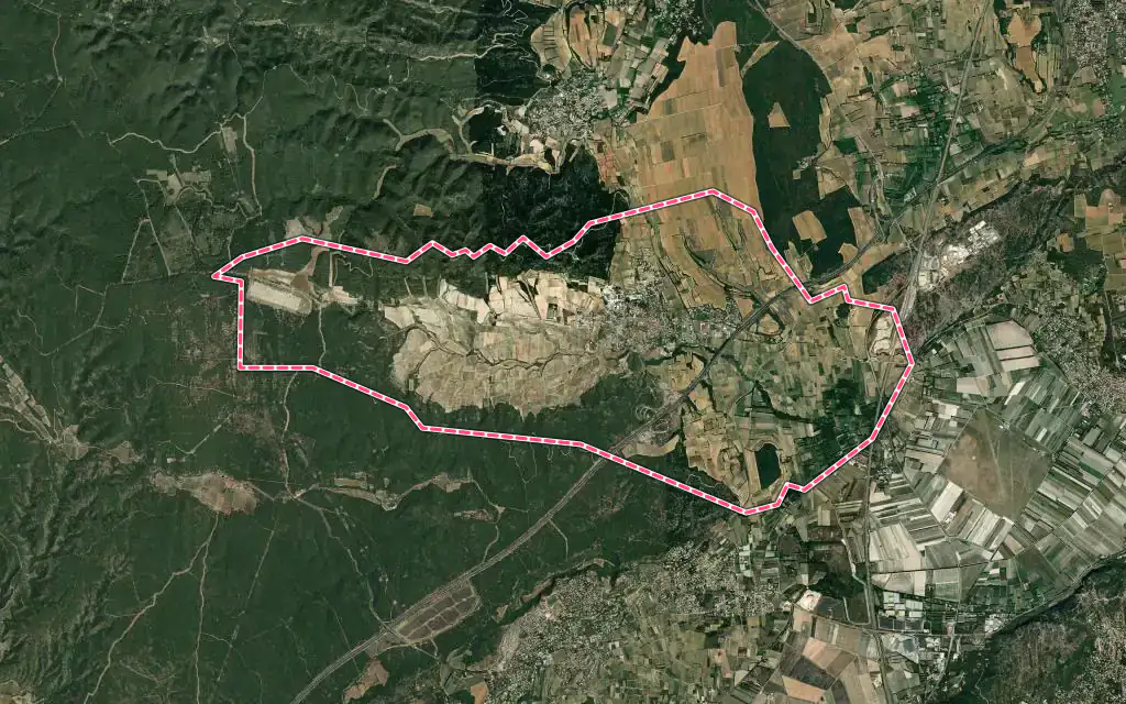 Vue satellite de Tavel avec ses contours administratifs