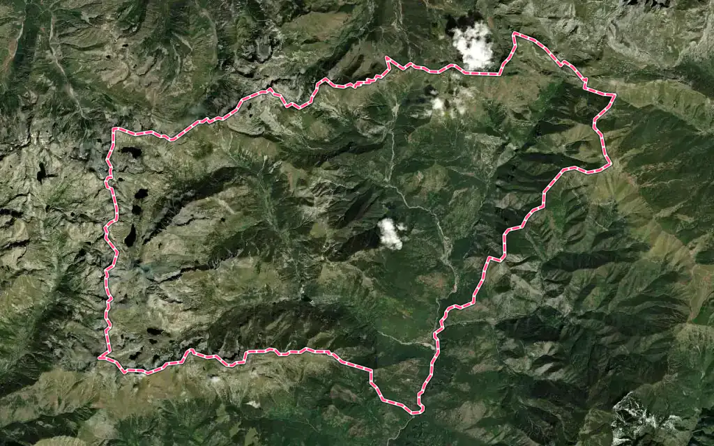 Vue satellite de Tende avec ses contours administratifs