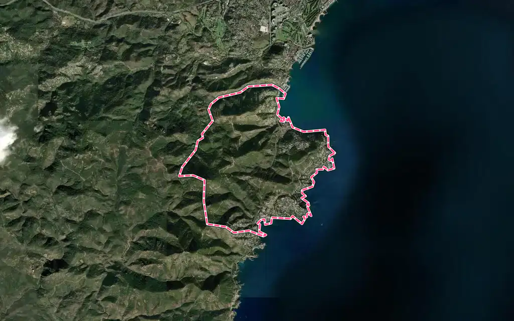 Vue satellite de Théoule-sur-Mer avec ses contours administratifs