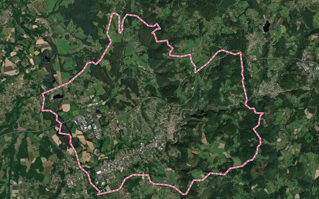 Vue satellite de Thiers avec ses contours administratifs