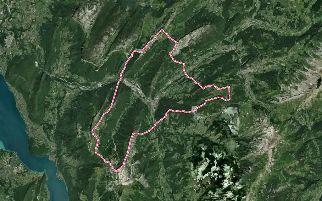 Vue satellite de Thônes avec ses contours administratifs
