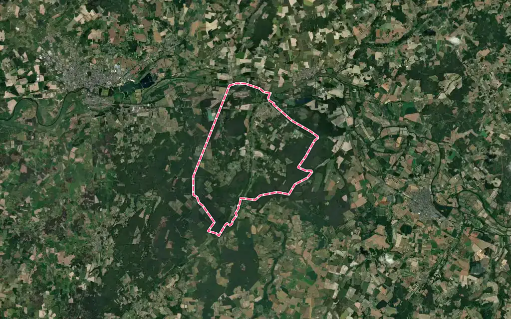 Vue satellite de Thorée-les-Pins avec ses contours administratifs
