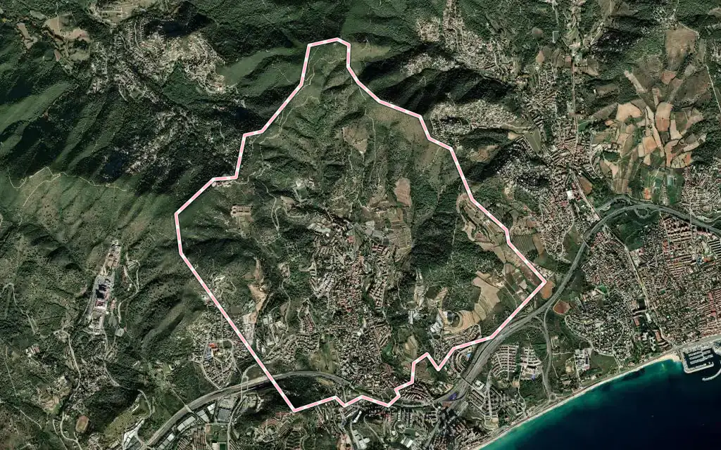 Vista satélite de Tiana con su contorno administrativo
