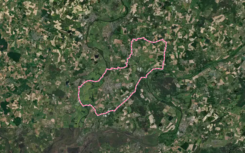 Vue satellite de Tiercé avec ses contours administratifs