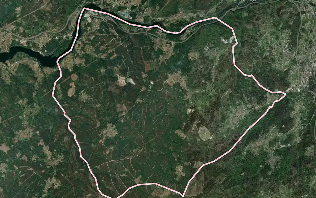 Vista satélite de Toén con su contorno administrativo