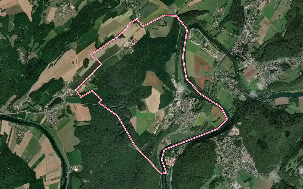 Vue satellite de Torpes avec ses contours administratifs