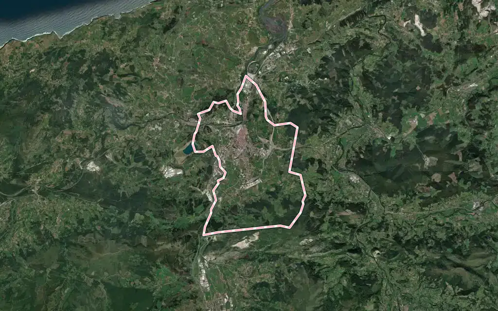 Vista satélite de Torrelavega con su contorno administrativo