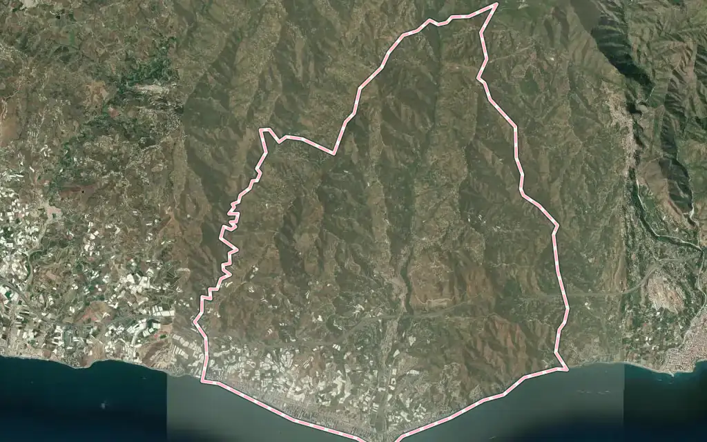 Vista satélite de Torrox con su contorno administrativo