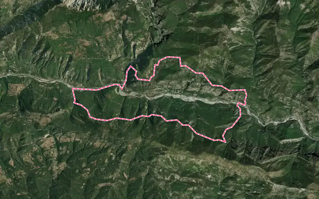 Vue satellite de Touët-sur-Var avec ses contours administratifs