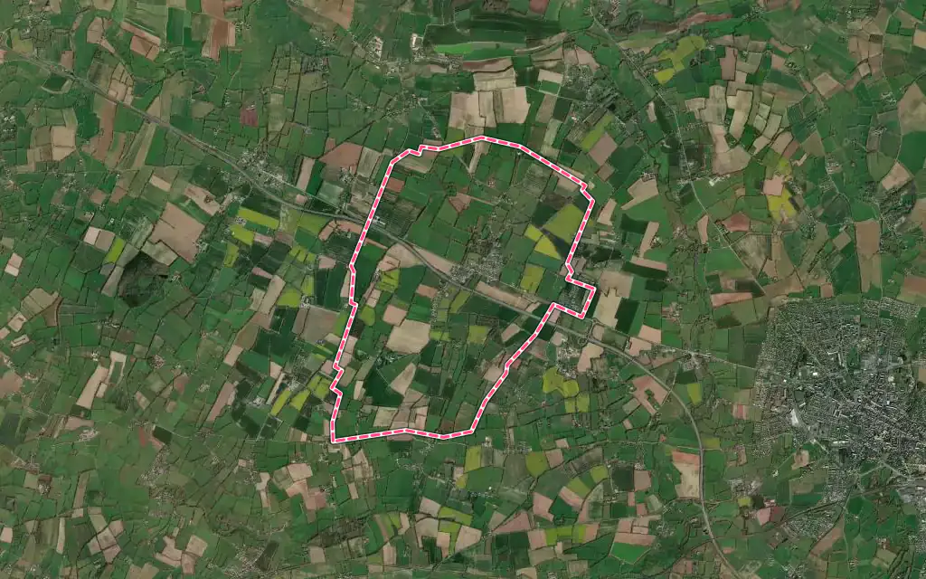 Vue satellite de Tour-en-Bessin avec ses contours administratifs