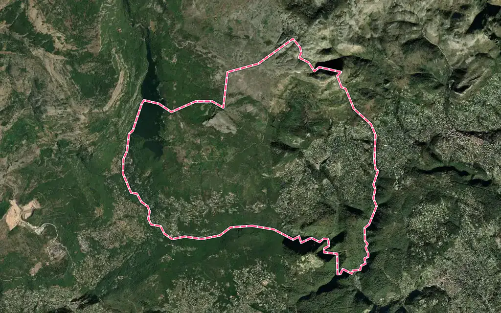 Vue satellite de Tourrettes-sur-Loup avec ses contours administratifs