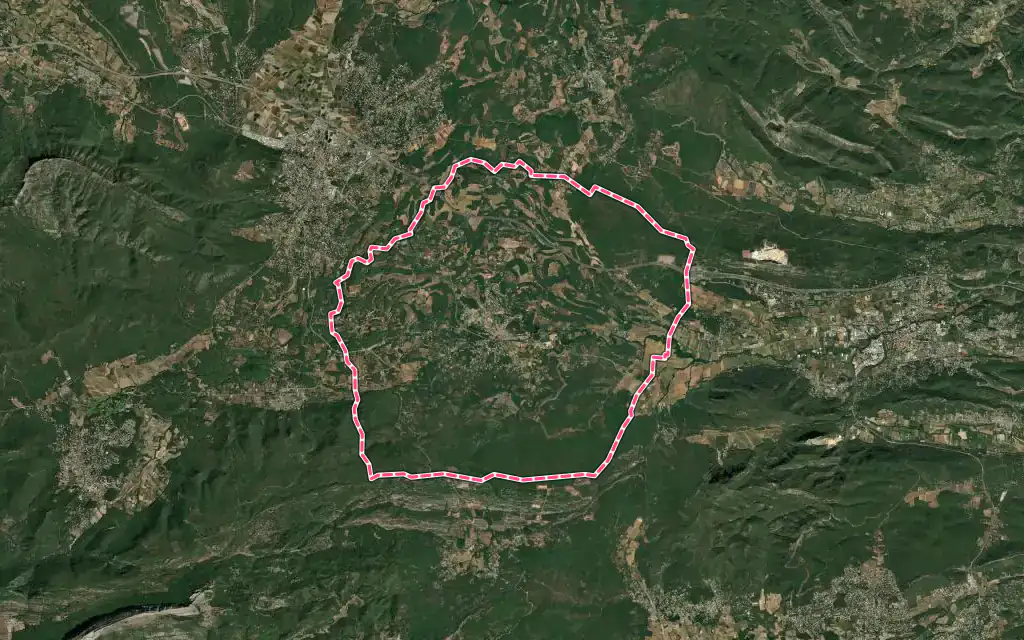 Vue satellite de Tourves avec ses contours administratifs
