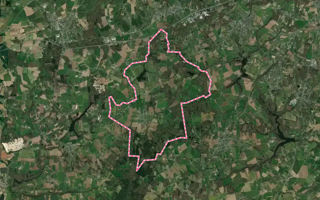 Vue satellite de Trébédan avec ses contours administratifs
