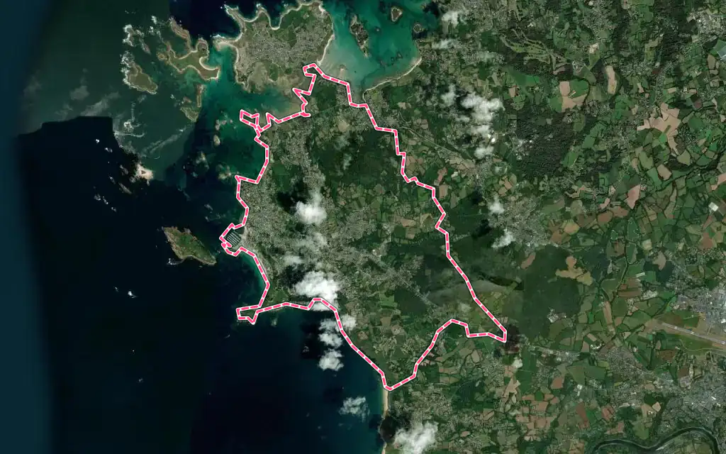 Vue satellite de Trébeurden avec ses contours administratifs
