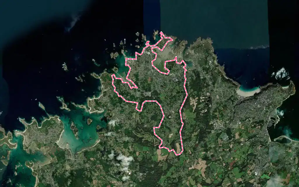 Vue satellite de Trégastel avec ses contours administratifs