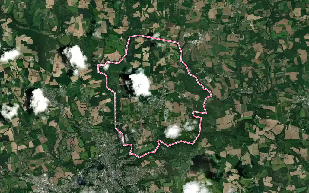 Vue satellite de Tréméven avec ses contours administratifs