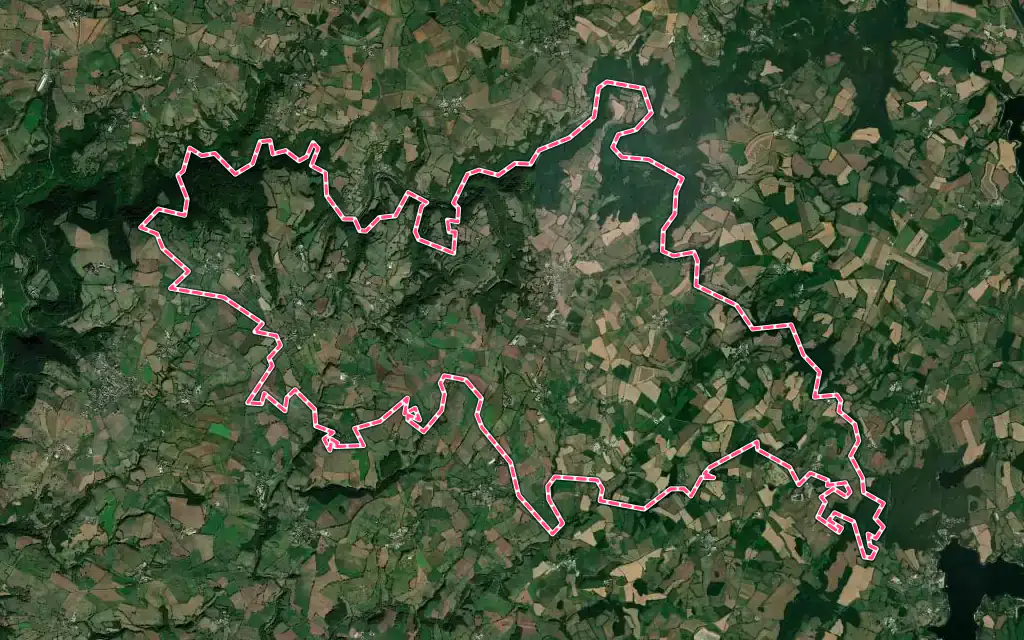 Vue satellite de Trémouilles avec ses contours administratifs