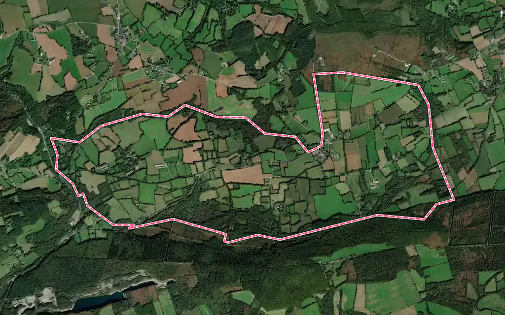 Vue satellite de Tréogan avec ses contours administratifs