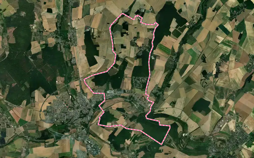 Vue satellite de Trie-Château avec ses contours administratifs