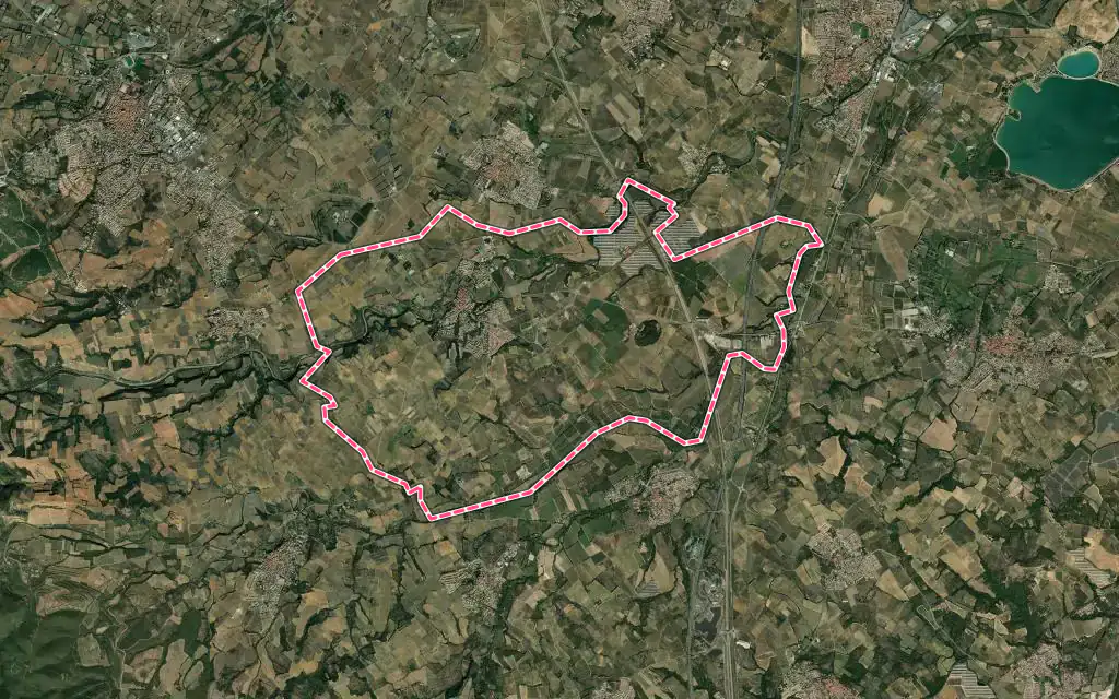 Vue satellite de Trouillas avec ses contours administratifs