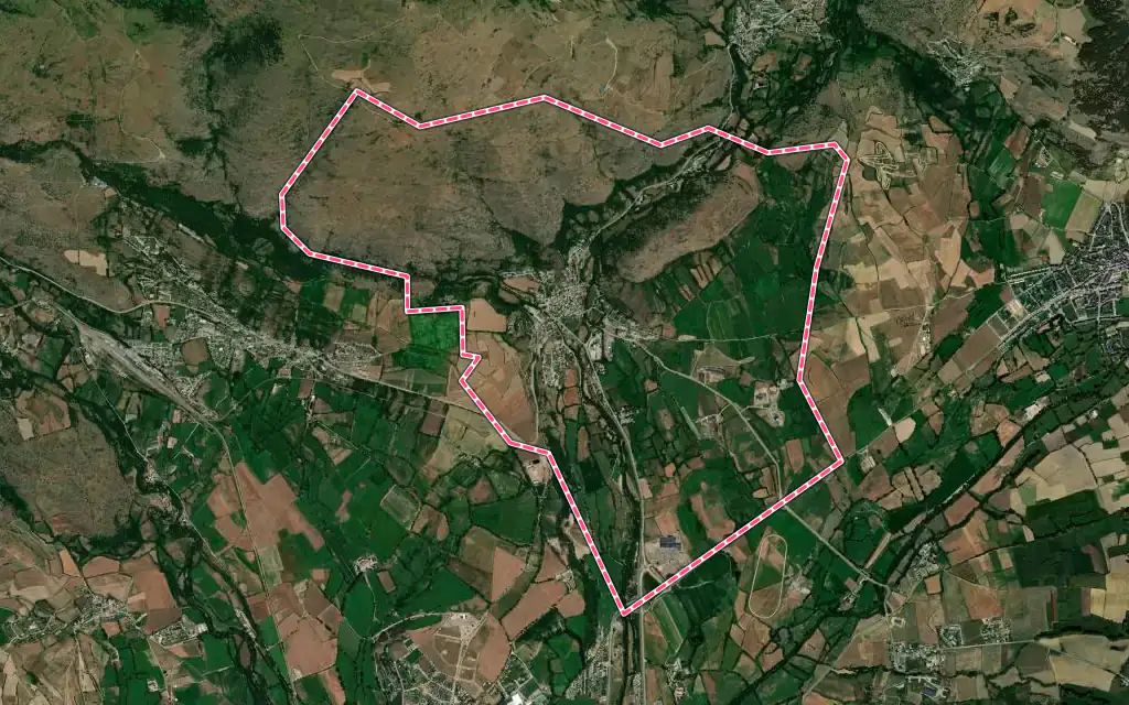 Vue satellite de Ur avec ses contours administratifs