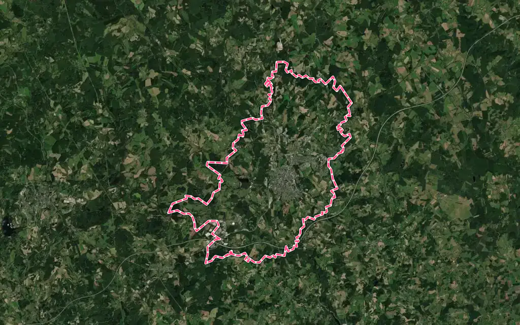 Vue satellite de Ussel avec ses contours administratifs