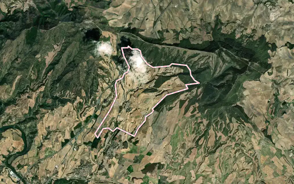 Vista satélite de Uterga con su contorno administrativo