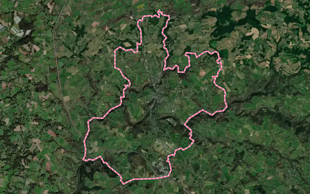 Vue satellite de Uzerche avec ses contours administratifs
