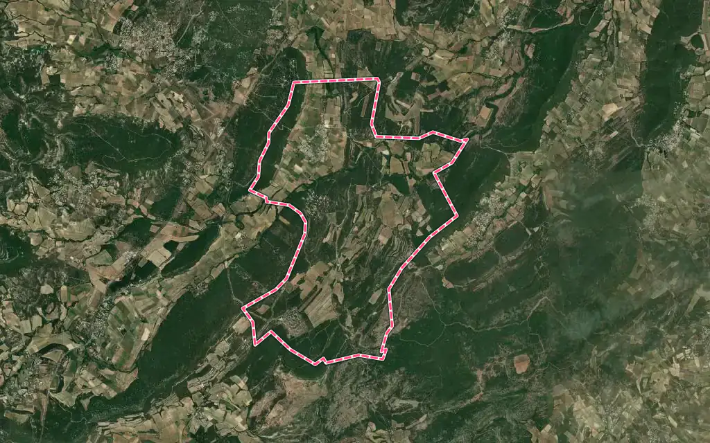 Vue satellite de Vacquières avec ses contours administratifs