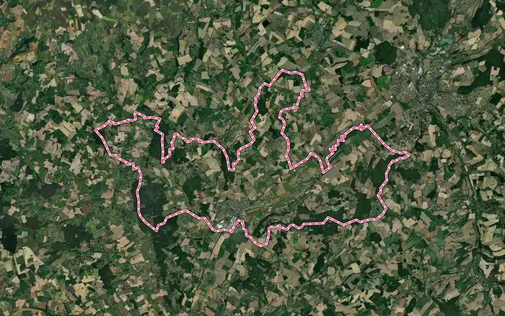 Vue satellite de Val-au-Perche avec ses contours administratifs
