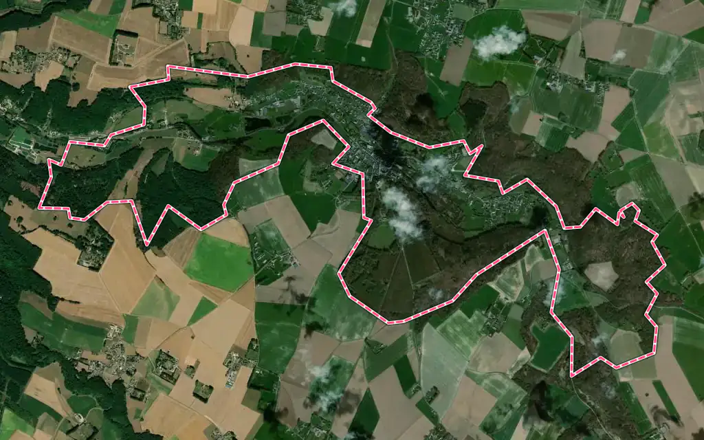Vue satellite de Valmont avec ses contours administratifs
