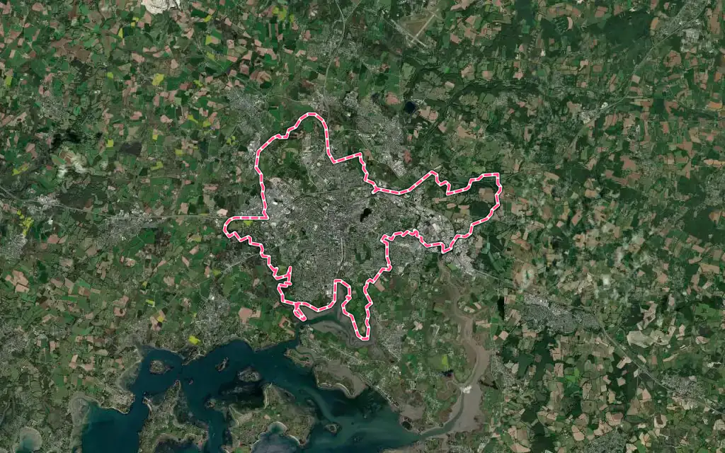 Vue satellite de Vannes avec ses contours administratifs