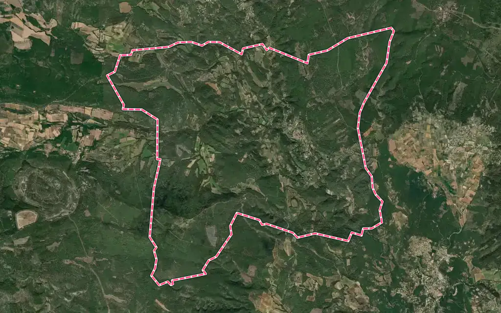 Vue satellite de Varages avec ses contours administratifs