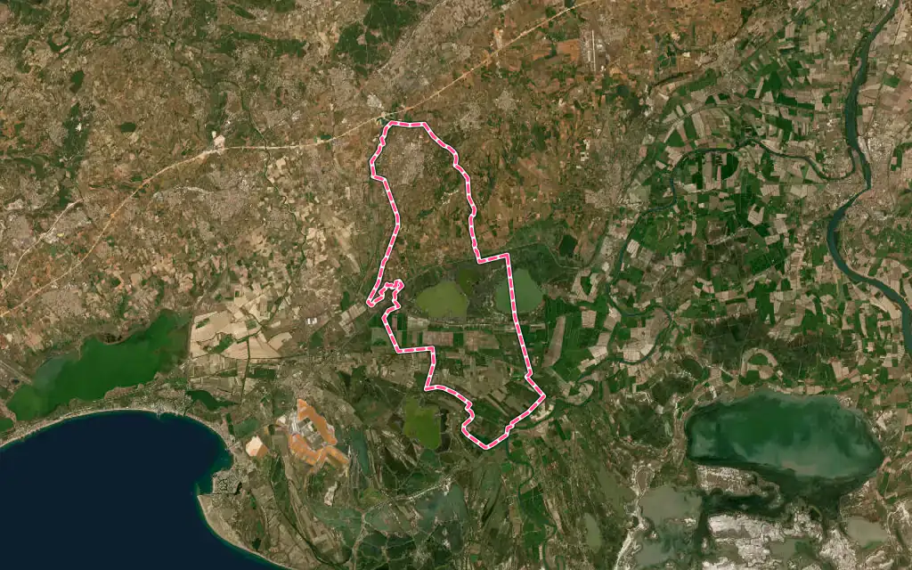 Vue satellite de Vauvert avec ses contours administratifs