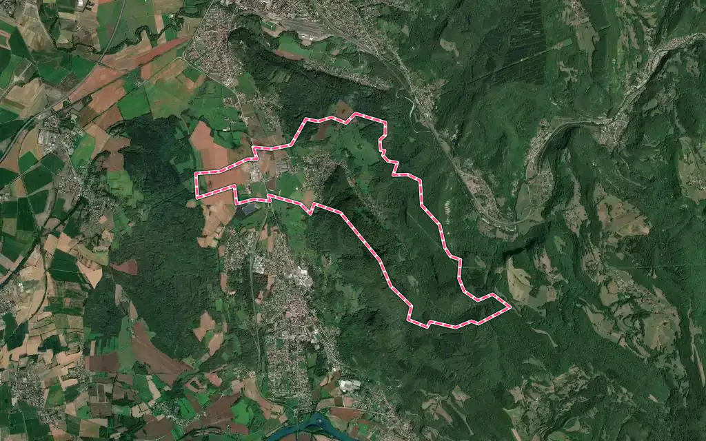 Vue satellite de Vaux-en-Bugey avec ses contours administratifs