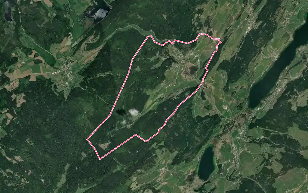 Vue satellite de Vaux-et-Chantegrue avec ses contours administratifs