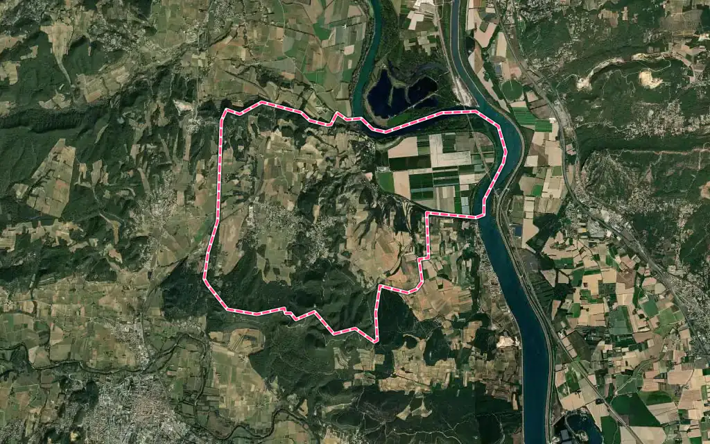 Vue satellite de Vénéjan avec ses contours administratifs