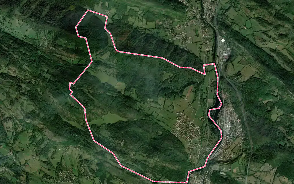 Vue satellite de Vernajoul avec ses contours administratifs