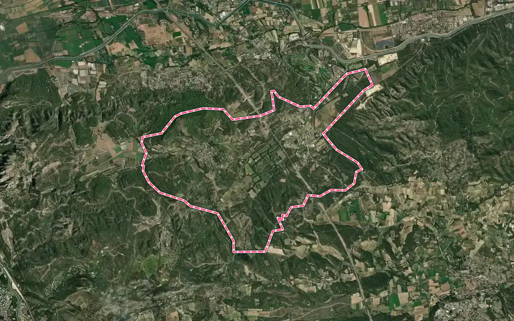 Vue satellite de Vernègues avec ses contours administratifs