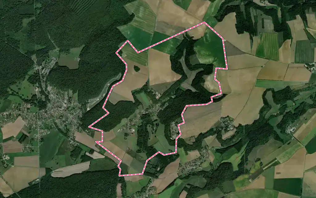 Vue satellite de Verneuil-sous-Coucy avec ses contours administratifs