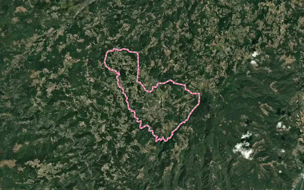 Vue satellite de Vernoux-en-Vivarais avec ses contours administratifs
